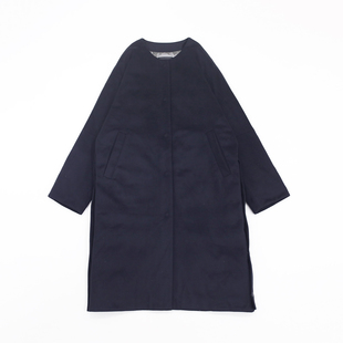 藏青色圆领落肩剪裁单排暗扣斜插式 口袋两侧按扣高开叉毛呢羽绒服