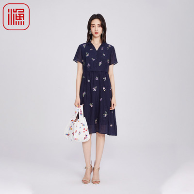 渔女装裙子女2025夏季新款半开扣收腰显瘦连衣裙文艺气质刺绣裙
