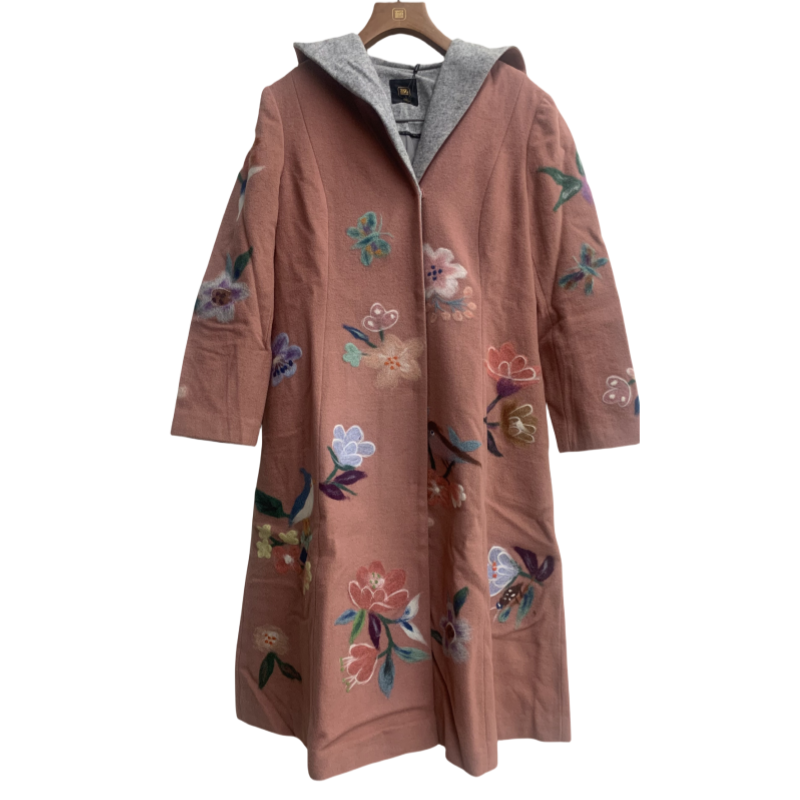 满身绣花A型长外套渔牌女装