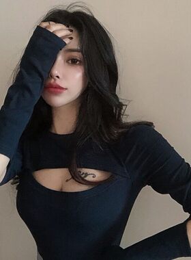 ins显胸破洞低胸小心机辣妹镂空紧身长袖T恤女秋冬打底衫短款上衣