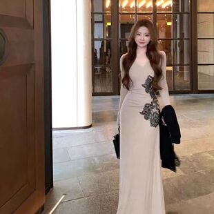 春季设计感蕾丝镂空勾花拼接修身显瘦连衣裙女性感女神风内搭长裙