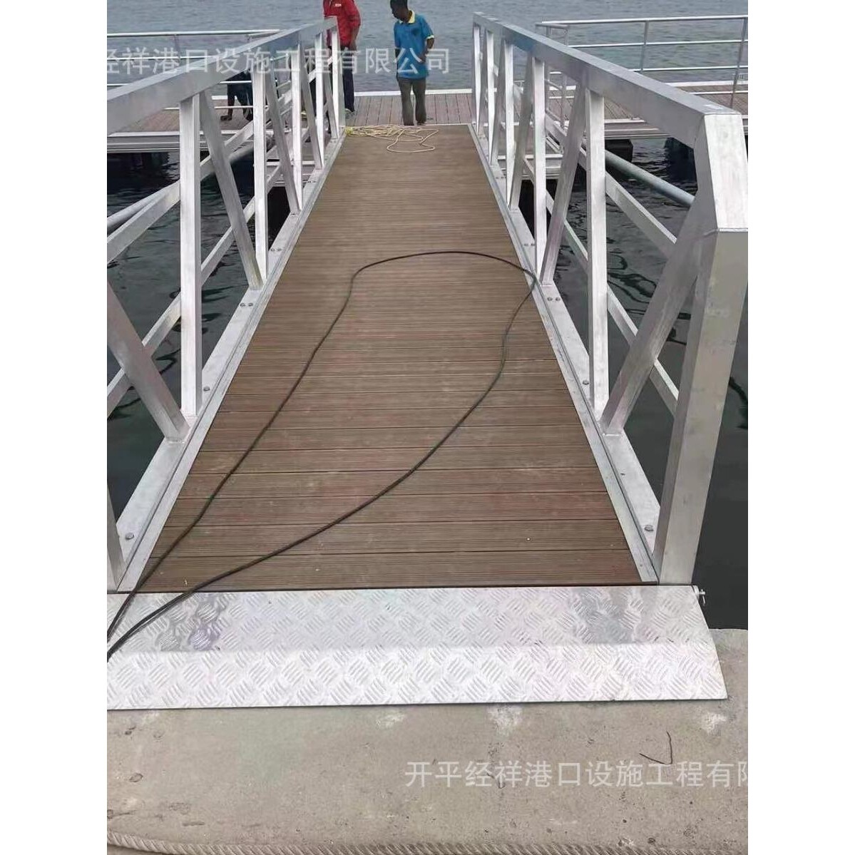 水上浮台浮筒浮箱浮动码头铝合金引桥水上平台浮桥钢结构防腐木