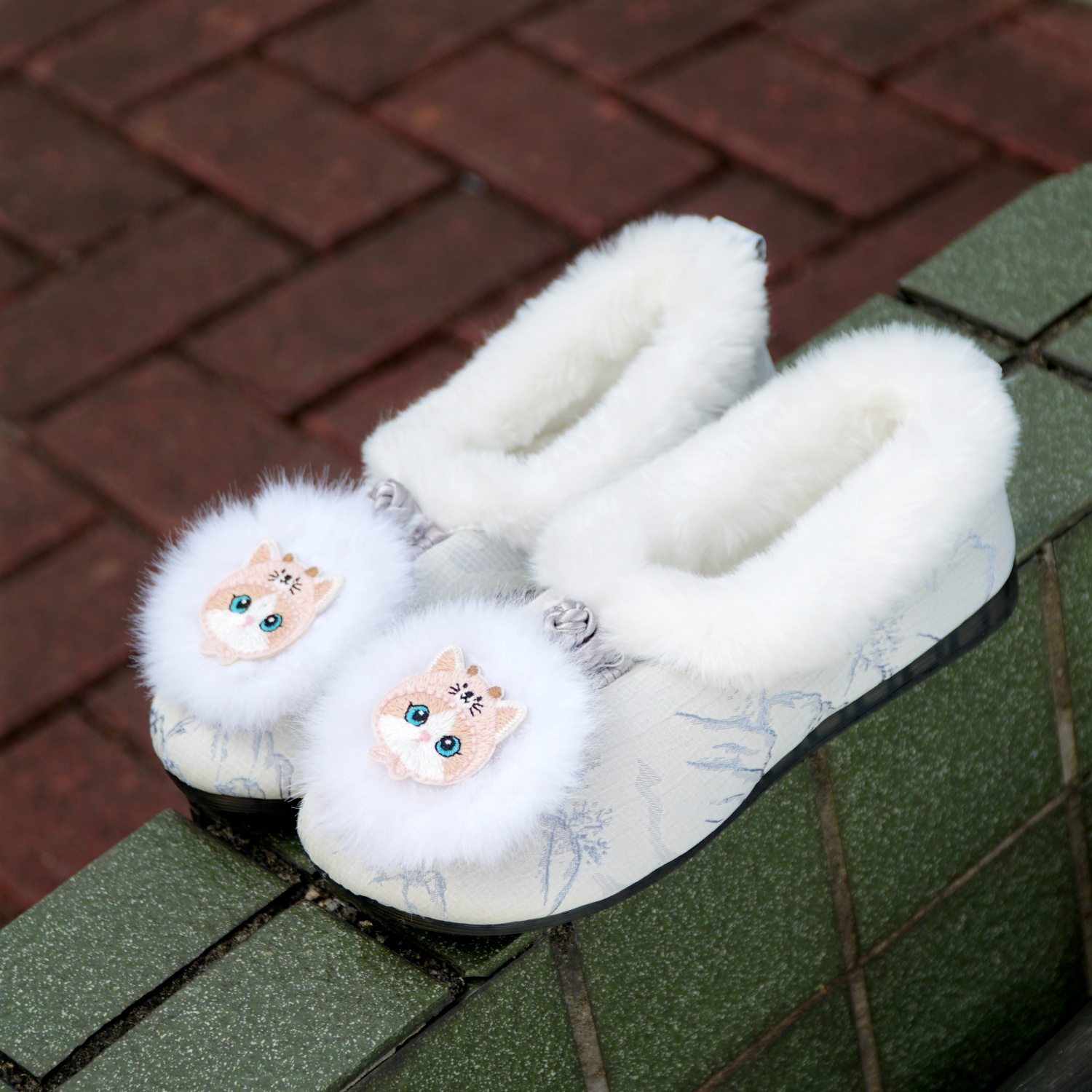 冬季古风汉服绣花鞋女加绒旗袍民族风刺绣复古保暖老北京棉鞋防滑