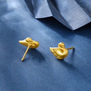 金色白天鹅耳钉天鹅展翅姿态舒展自然羽毛纹路细腻清晰温婉气质