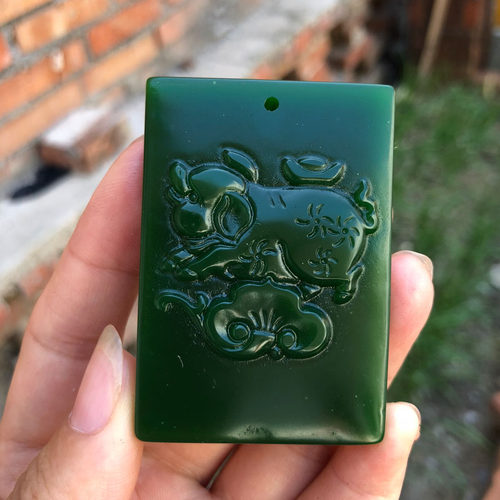 台湾生肖猪菠菜绿证书玉石吊坠