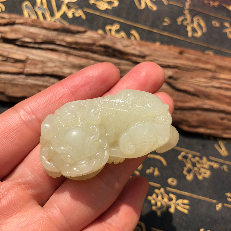 天然和田玉精雕如意吊坠送证书