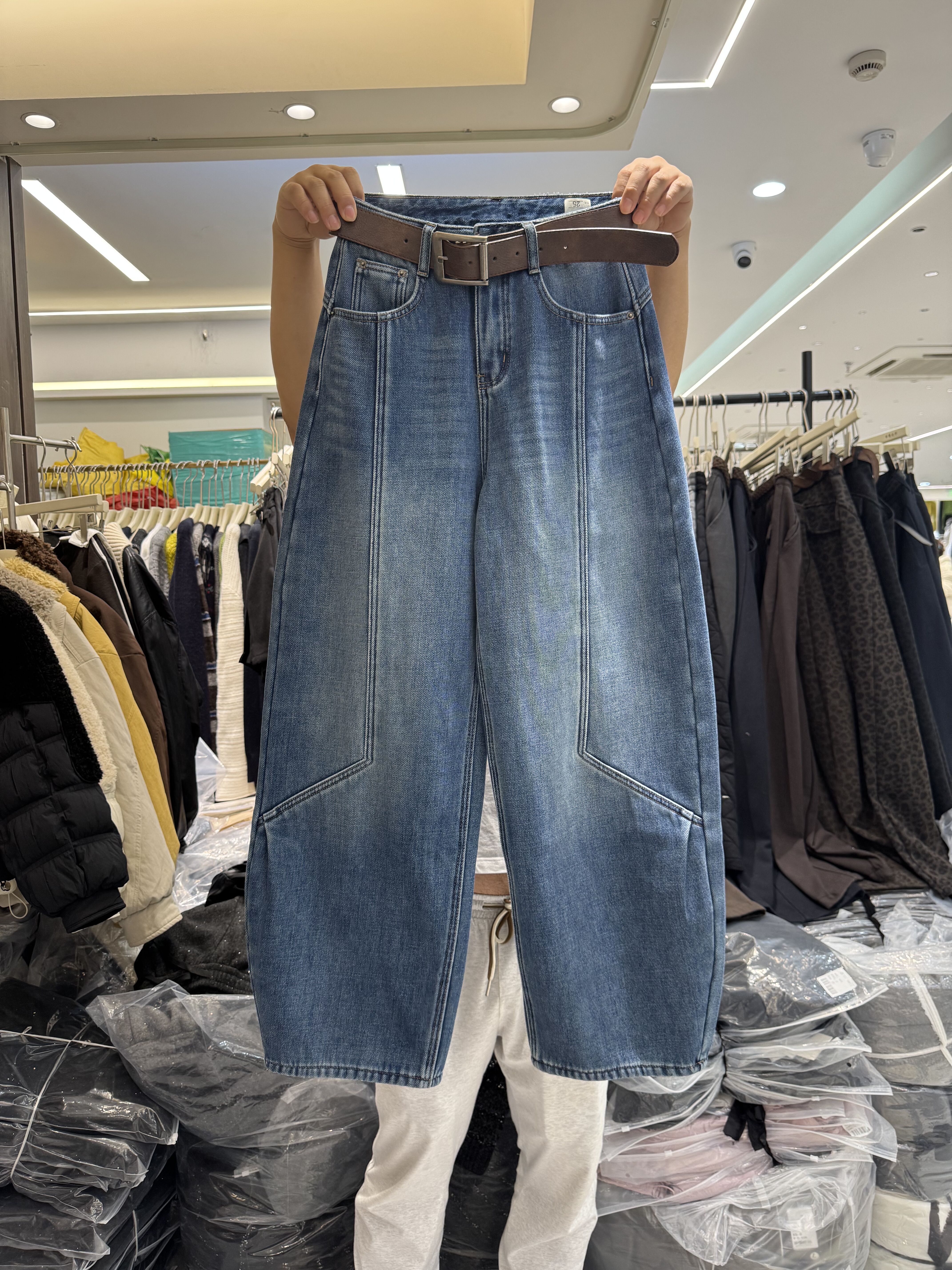 W966加绒阔腿弯刀牛仔裤女2025冬季新款气质高腰显瘦窄版阔腿哈伦