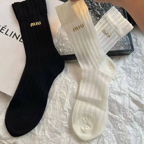 韩版miu刺绣字母百搭中筒黑白