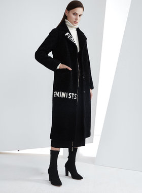 white collar冬季黑色西服领拼白色字母皮毛一体大衣PYKN17-902PM