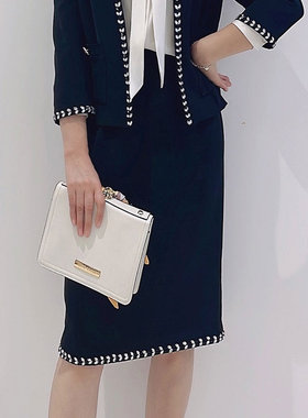 white collar女士黑色下摆缝钻饰边后开叉中裙GNY23-180