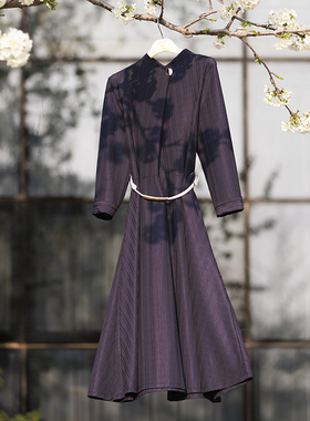 white collar上青褶爬领领口压褶金属扣八分袖连衣裙TIAOWZ23-301