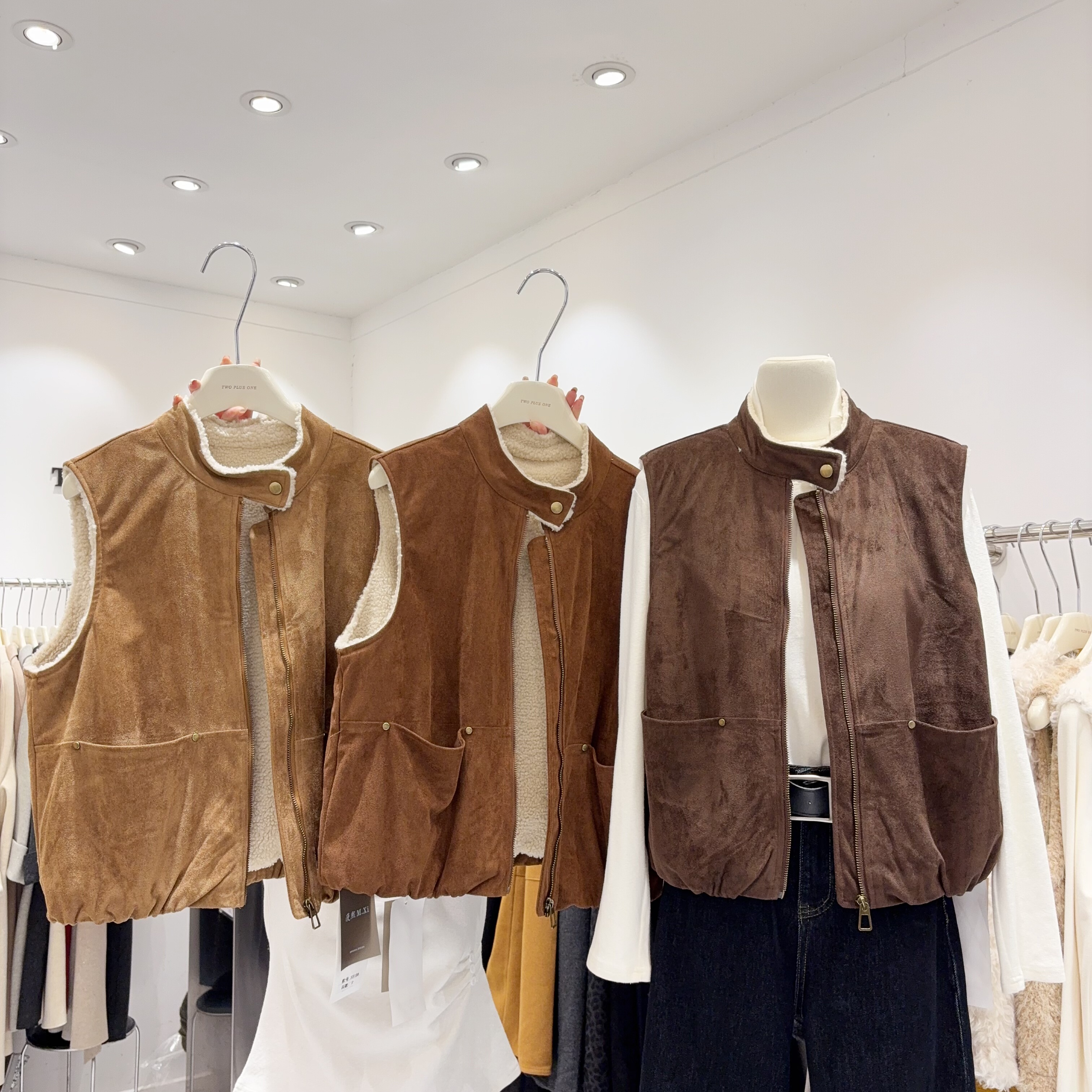 韩国复古时髦皮毛一体羊羔毛加厚保暖马甲女外套叠穿无袖坎肩背心