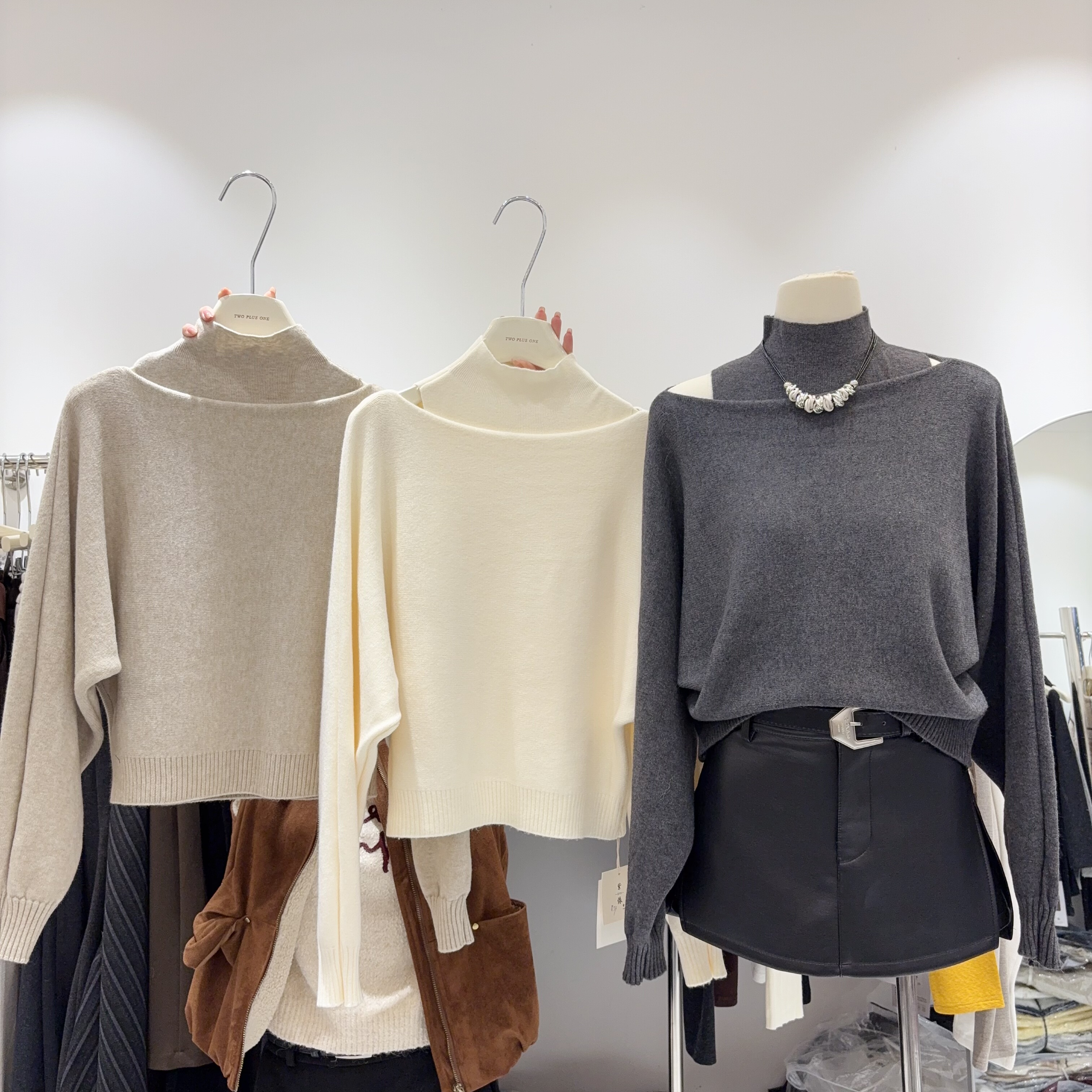 时髦洋气半高领背心一字肩毛衣两件套上衣镂肩设计针织衫气质十足