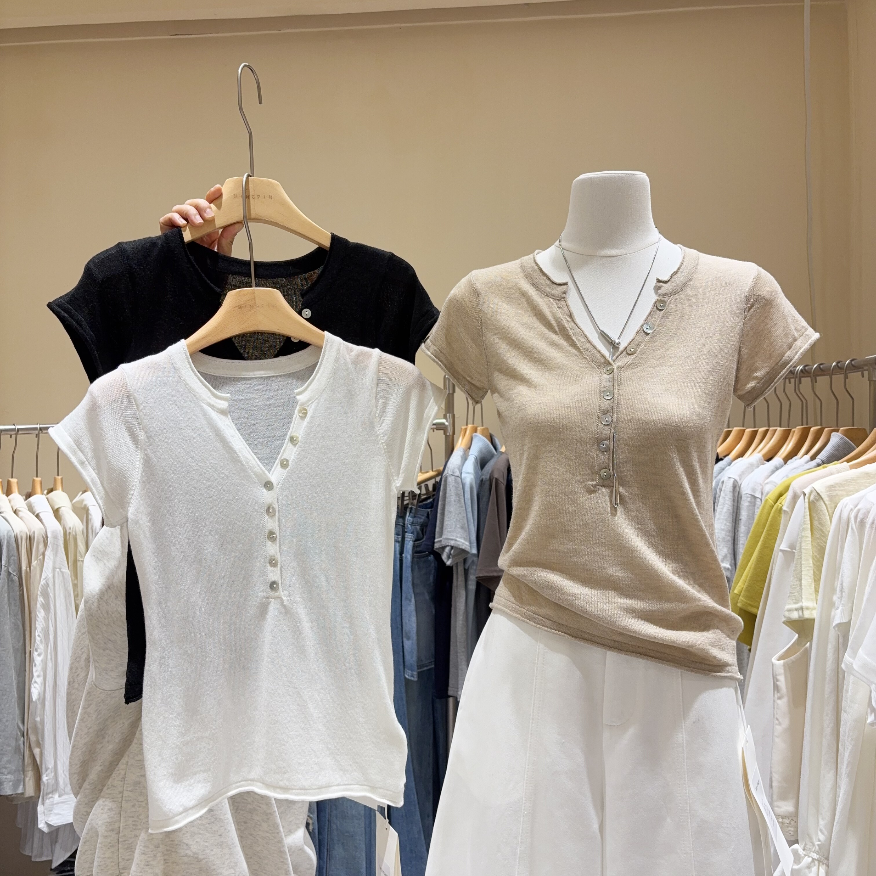 法式复古小众V领纽扣针织衫女短袖修身显瘦上衣薄款t恤女上衣百搭