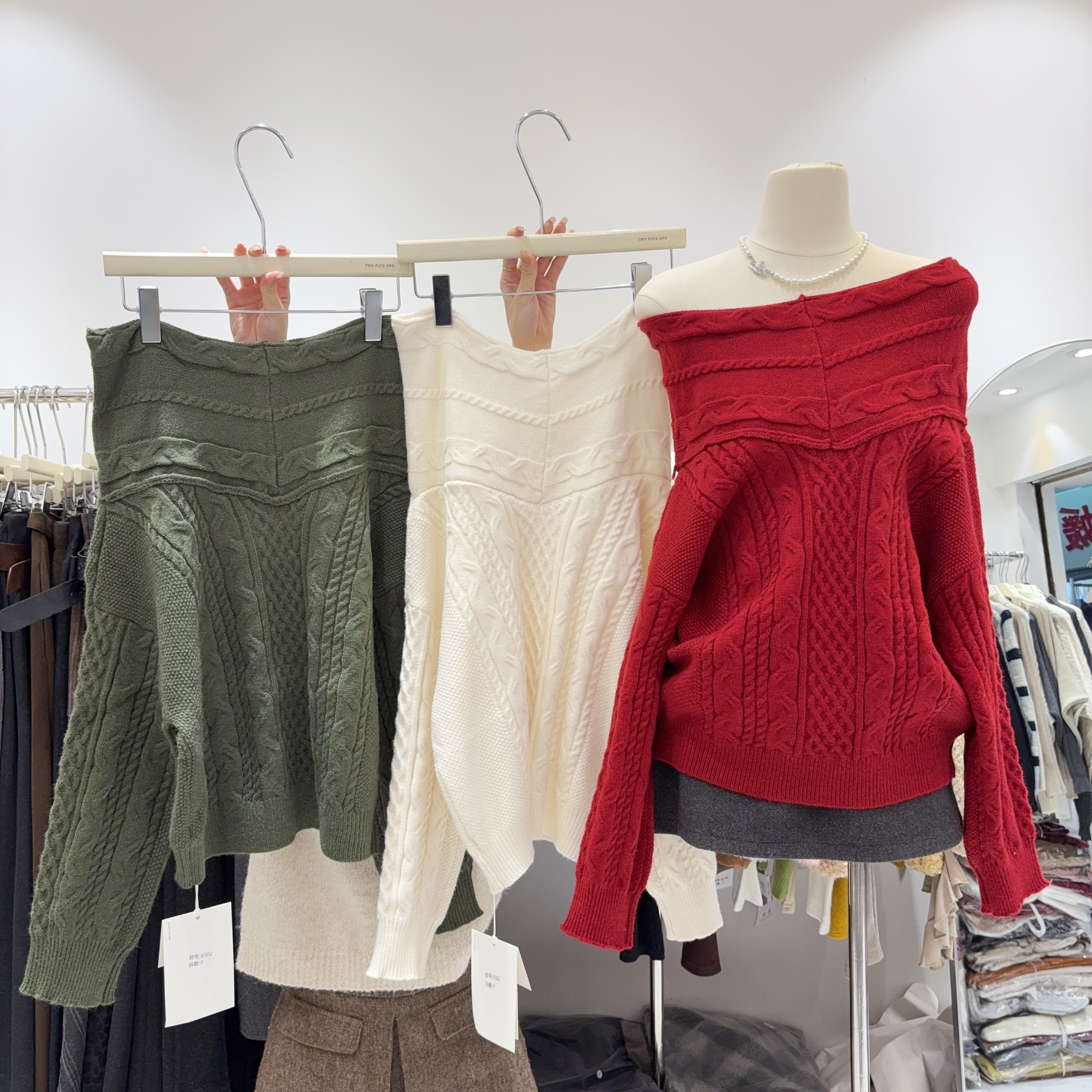 一字肩针织衫女设计感小众露肩毛衣宽松显瘦上衣麻花复古蝙蝠袖,女装/女士精品,毛针织衫,淘宝优惠券,粉丝福利购,淘宝优惠卷