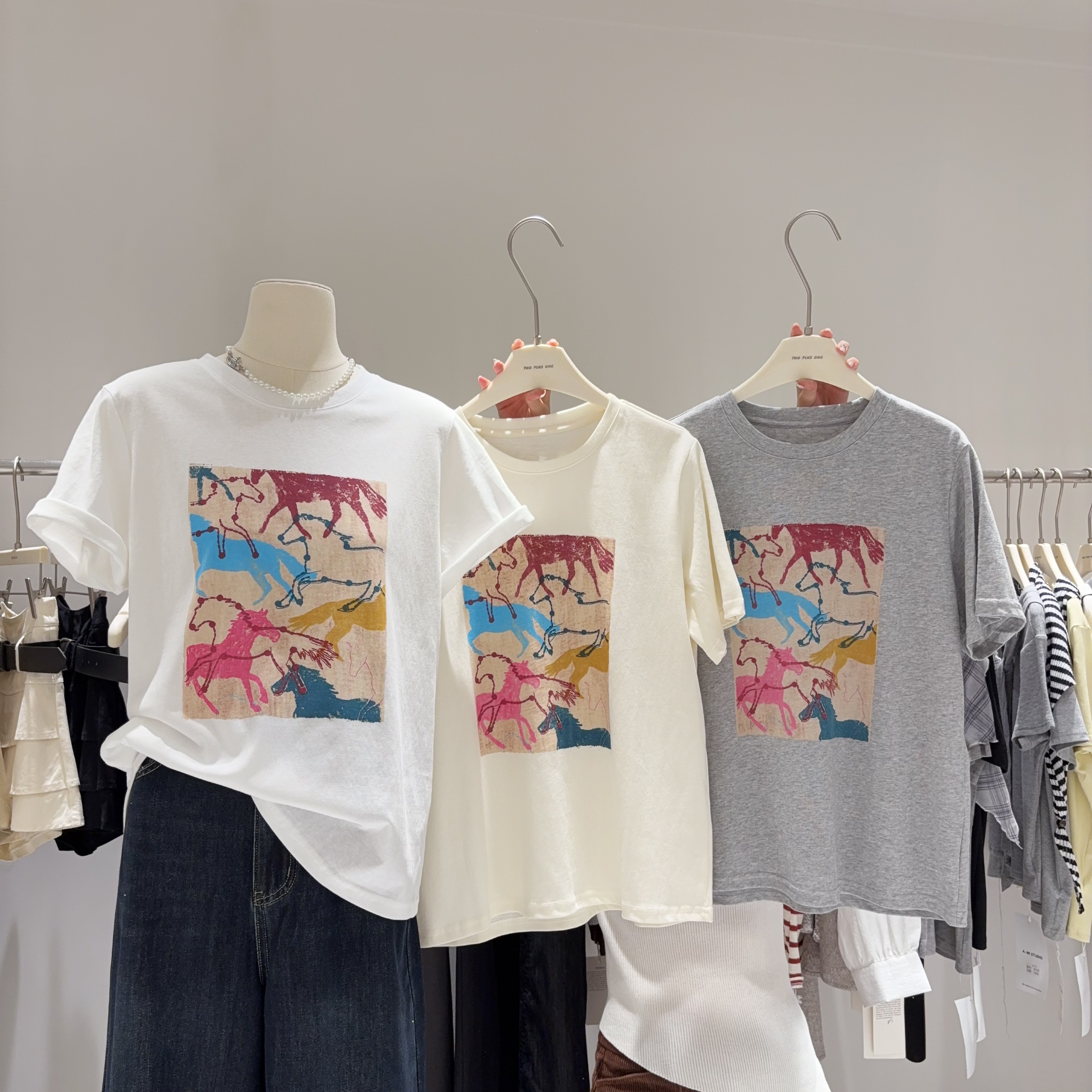 大货实拍！自留马图案卡通印花圆领套头T恤女短袖宽松显瘦上衣潮