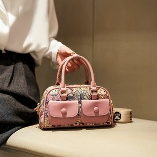 2026新款 宽肩带小方包撞色通勤手提包原创卡通小熊刺绣帆布斜挎包