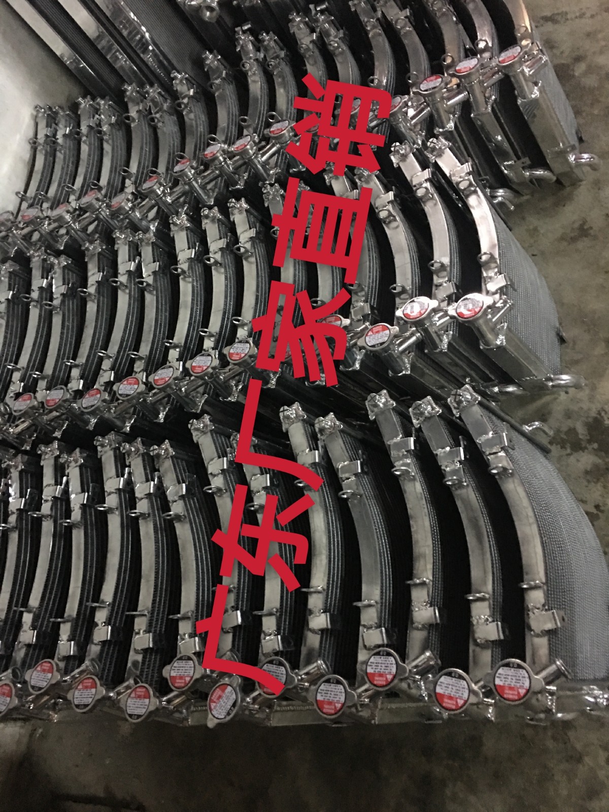 全铝水箱的水室采用耐高温、高压的铝合金材料做成,水箱芯体尽最大的可能加大水箱的水容量,且接触冷空气的时间周期延长,从而提高系统的冷却强度。全铝水箱的使用提高了改装车的动力输出效果,高散热效率增强性能,引擎效率得以回升,不仅可提高马力,还可节省油耗；全铝水箱安装时非常简单,方便。