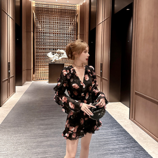 显瘦连体裤 花边萦绕重磅v领收腰长袖 神秘蔷薇 宁芙心心