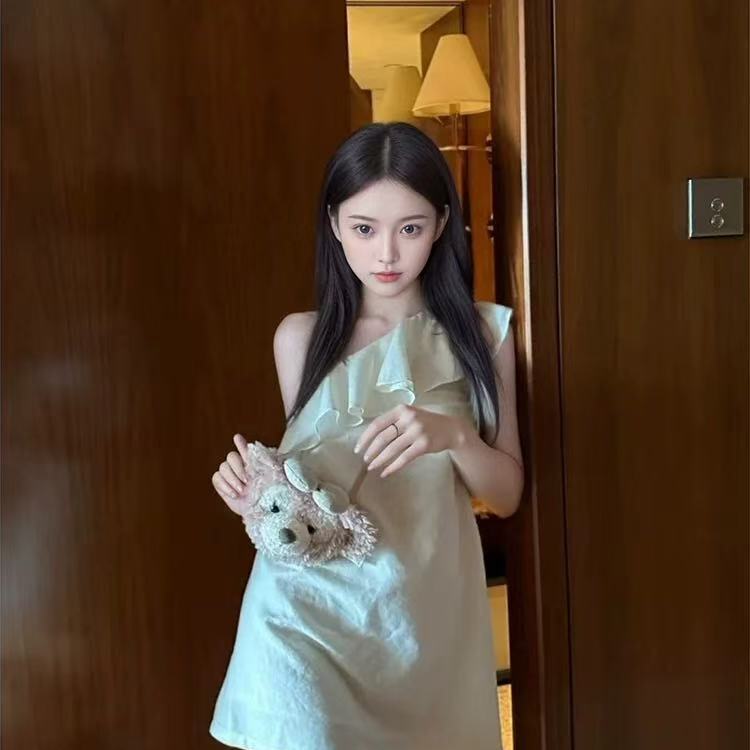 超嗲小白花露肩短款裙子女装2025夏季新款裙子无袖斜肩棉麻连衣裙