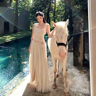 巴厘岛三亚海边度假风蕾丝拼接吊带连衣裙女性感露背气质仙女长裙