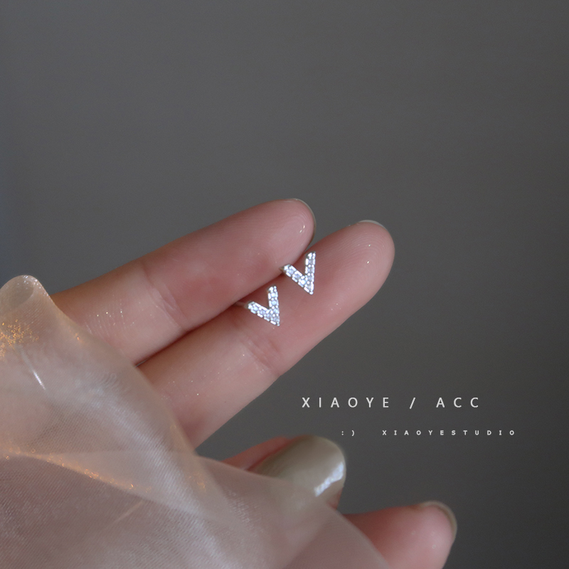 纯银养耳洞女字母v耳钉饰品