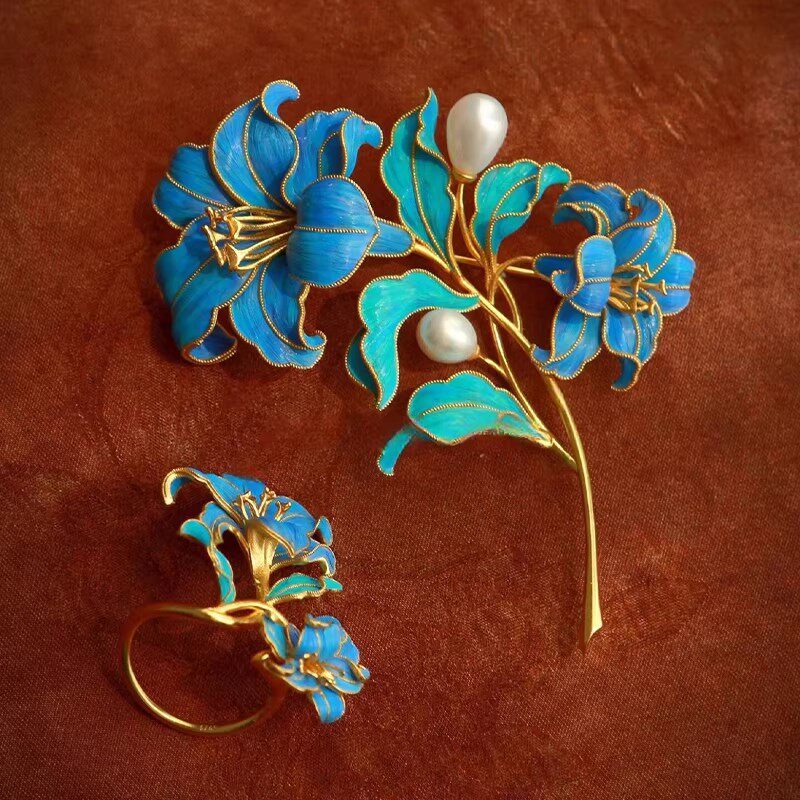 雾蓝百合｜新中式烧蓝仿点翠工艺胸针小众高级感国风精致百搭配饰