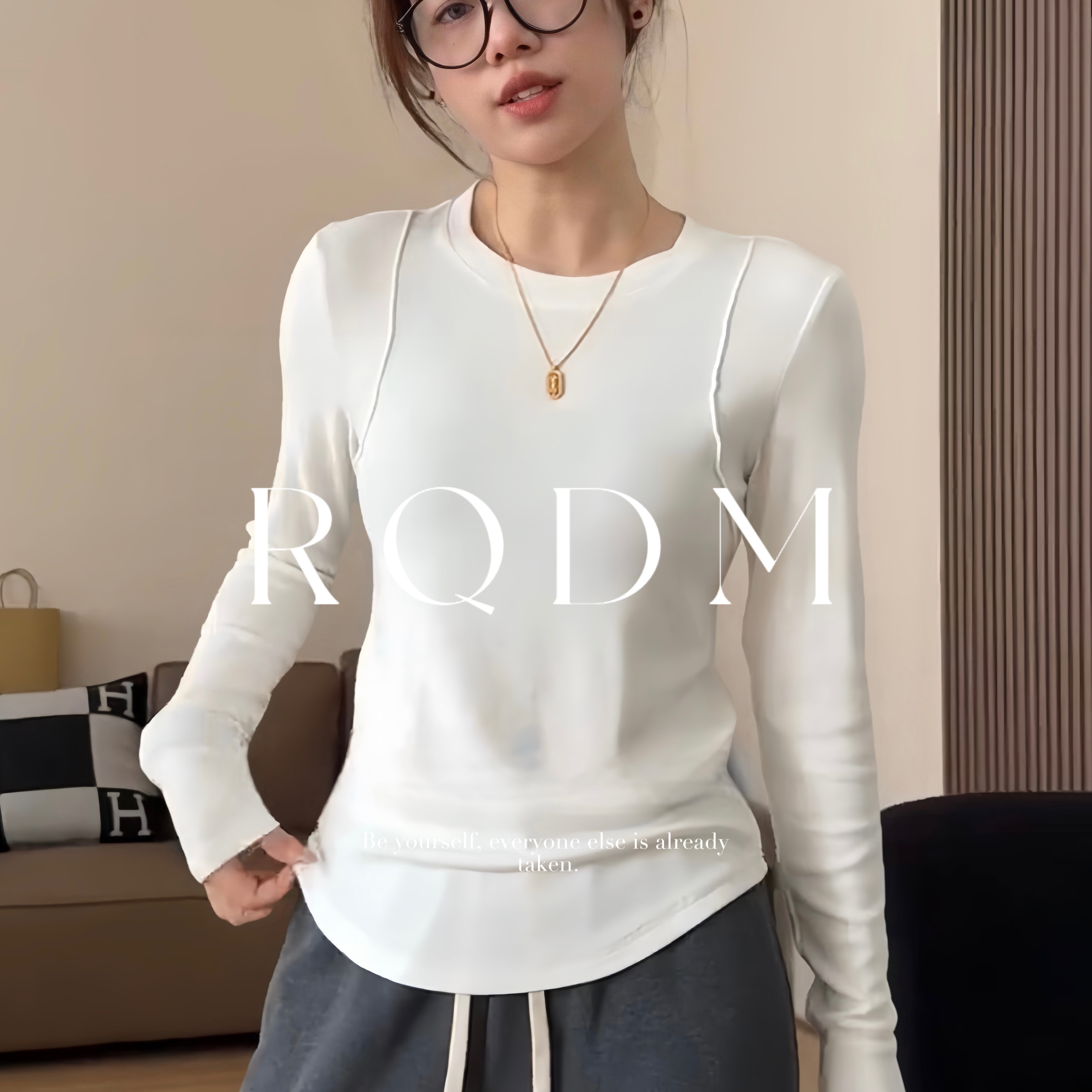 白色修身基础内搭圆领正肩长袖T