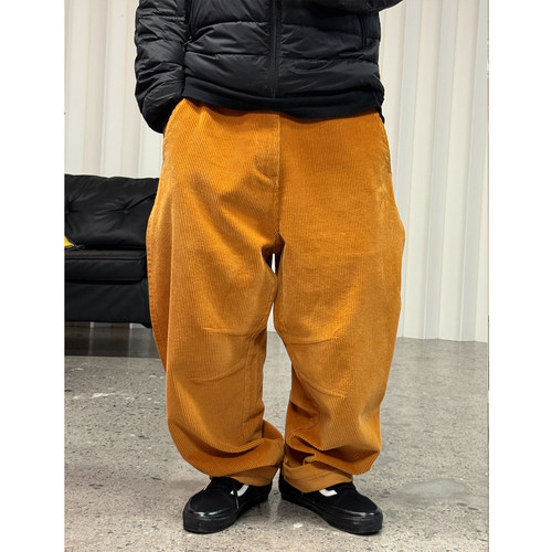 橘色粗条纹灯芯绒弯刀裤男