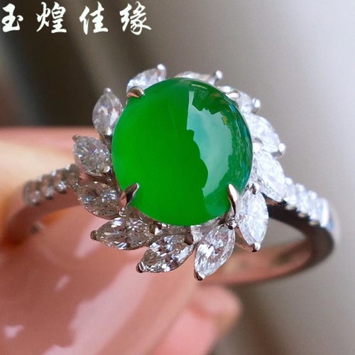 种水足阳绿蛋面翡翠豪华镶马眼钻
