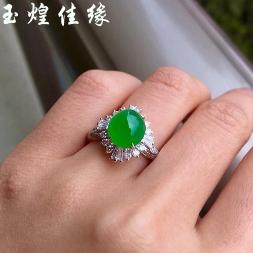 满色戒指白金镶钻石阳绿蛋面翡翠