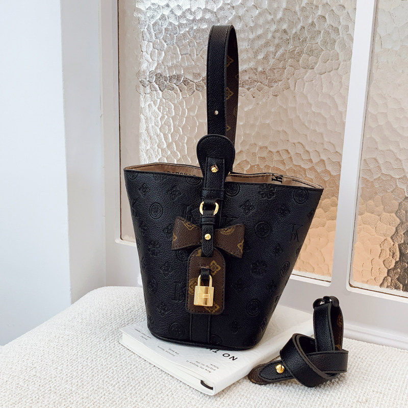 2025新款高颜值时尚百搭洋气小众手提水桶包女爆款轻奢洋气单肩包,箱包皮具/热销女包/男包,水桶包,淘宝优惠券,粉丝福利购,淘宝优惠卷