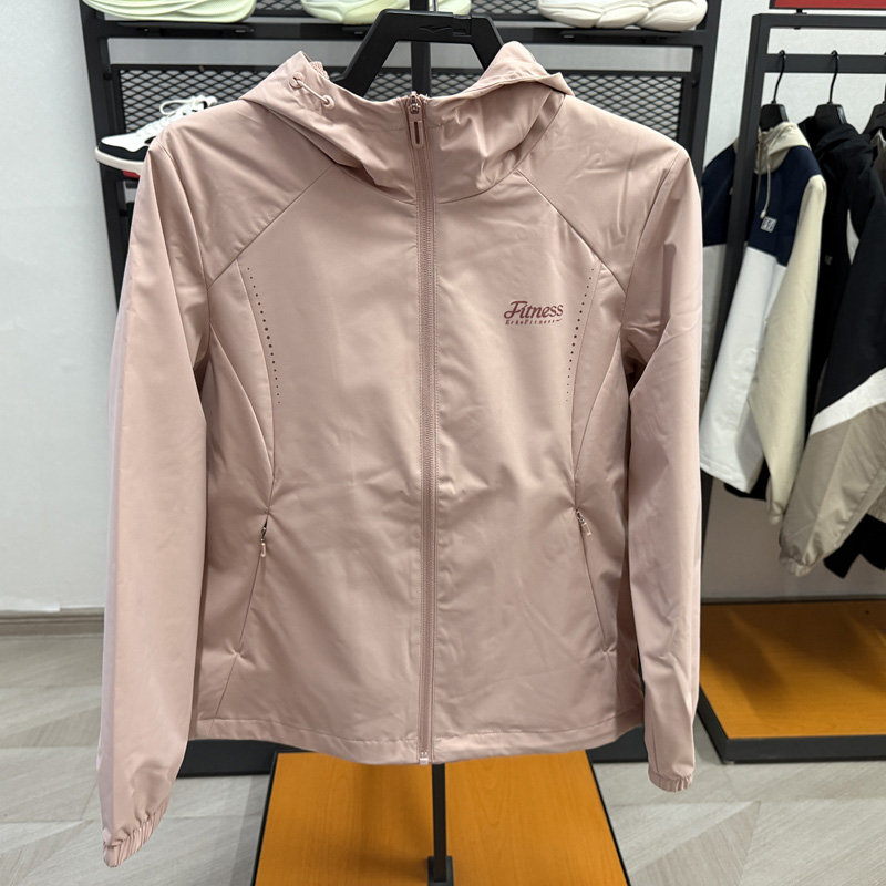 鸿星尔克防泼水时尚运动连帽风衣