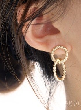 双环麻花纹耳环 圆形几何圈圈扭绳设计耳环 冷淡高级感银针