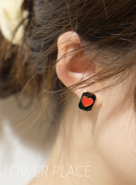 高级红心扑克牌 复古红黑配爱心耳钉 韩版ins甜酷风银针