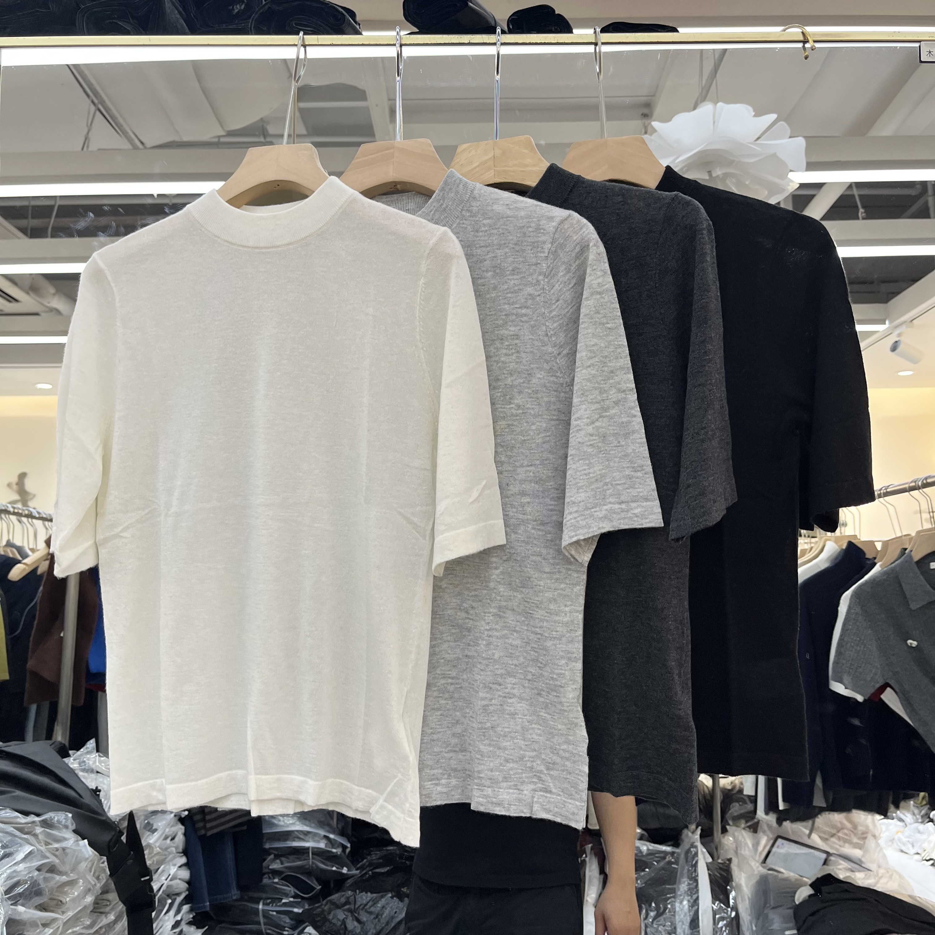 实体店同款2026早秋新款女士半高领纯色细羊毛短袖毛衣欧货打底衫