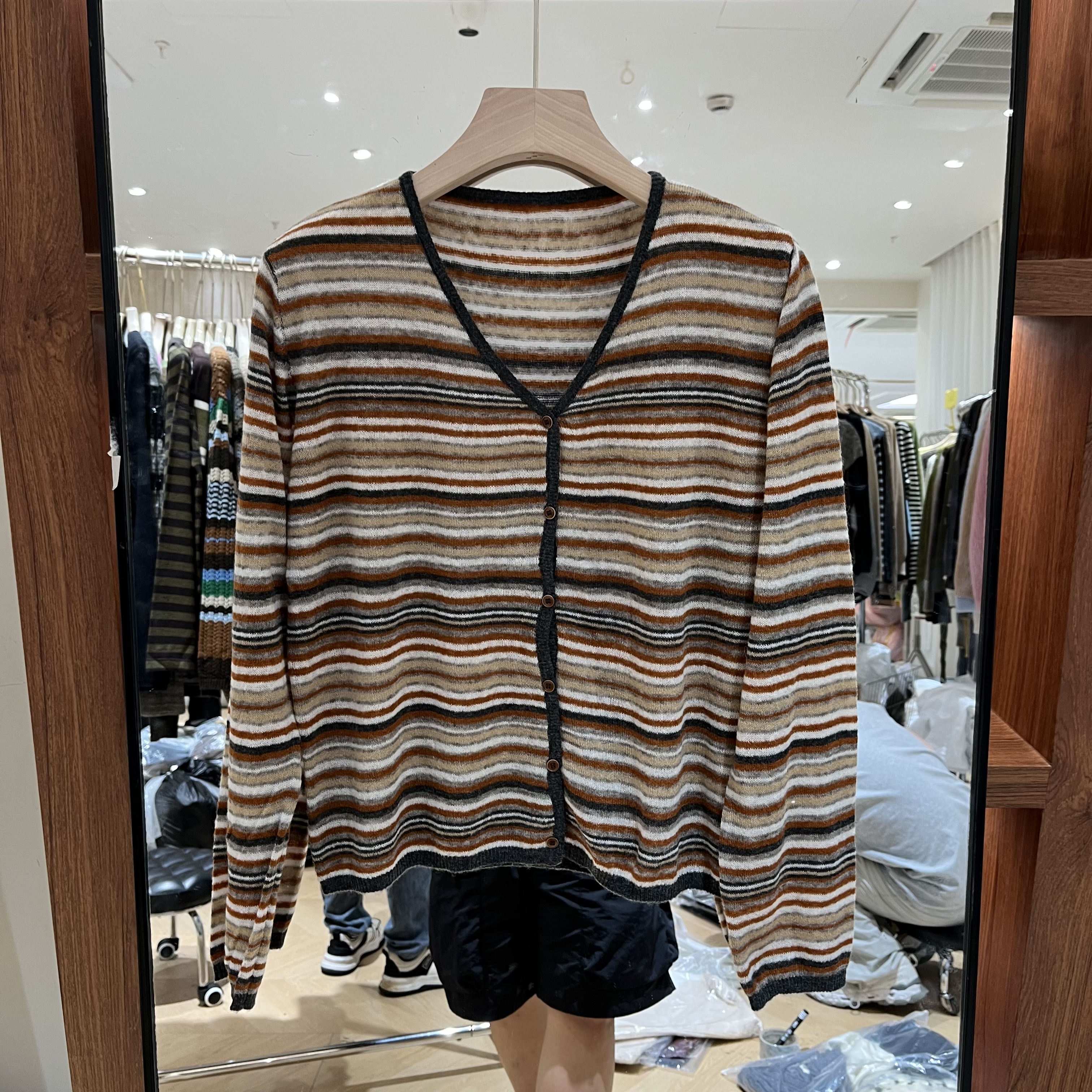实体店同款2026秋季新款女士V领条纹拼色细羊毛长袖欧货时尚针织