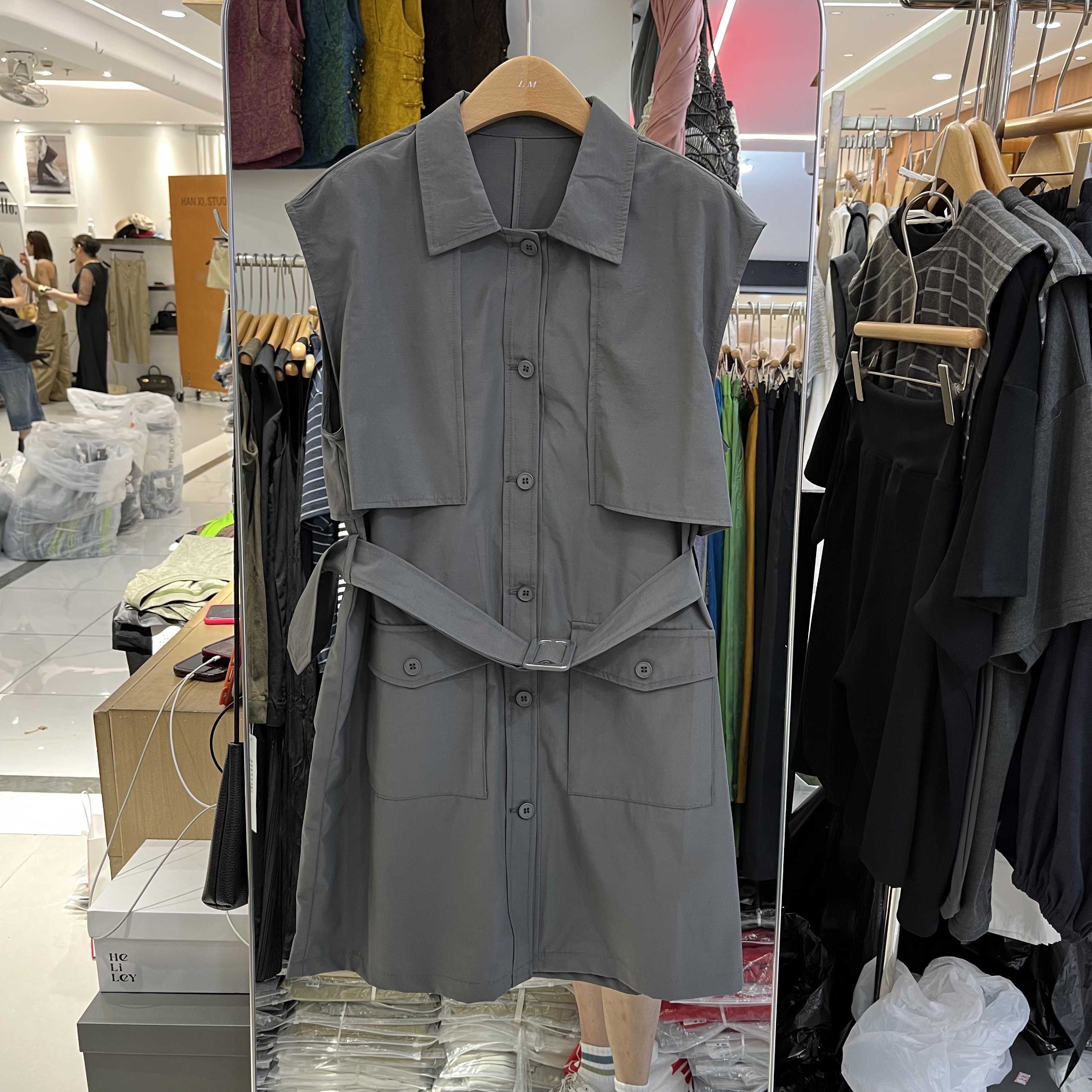 欧洲站2026夏季新款女士翻领双口袋绑腰带工装无袖连衣裙欧货裙子