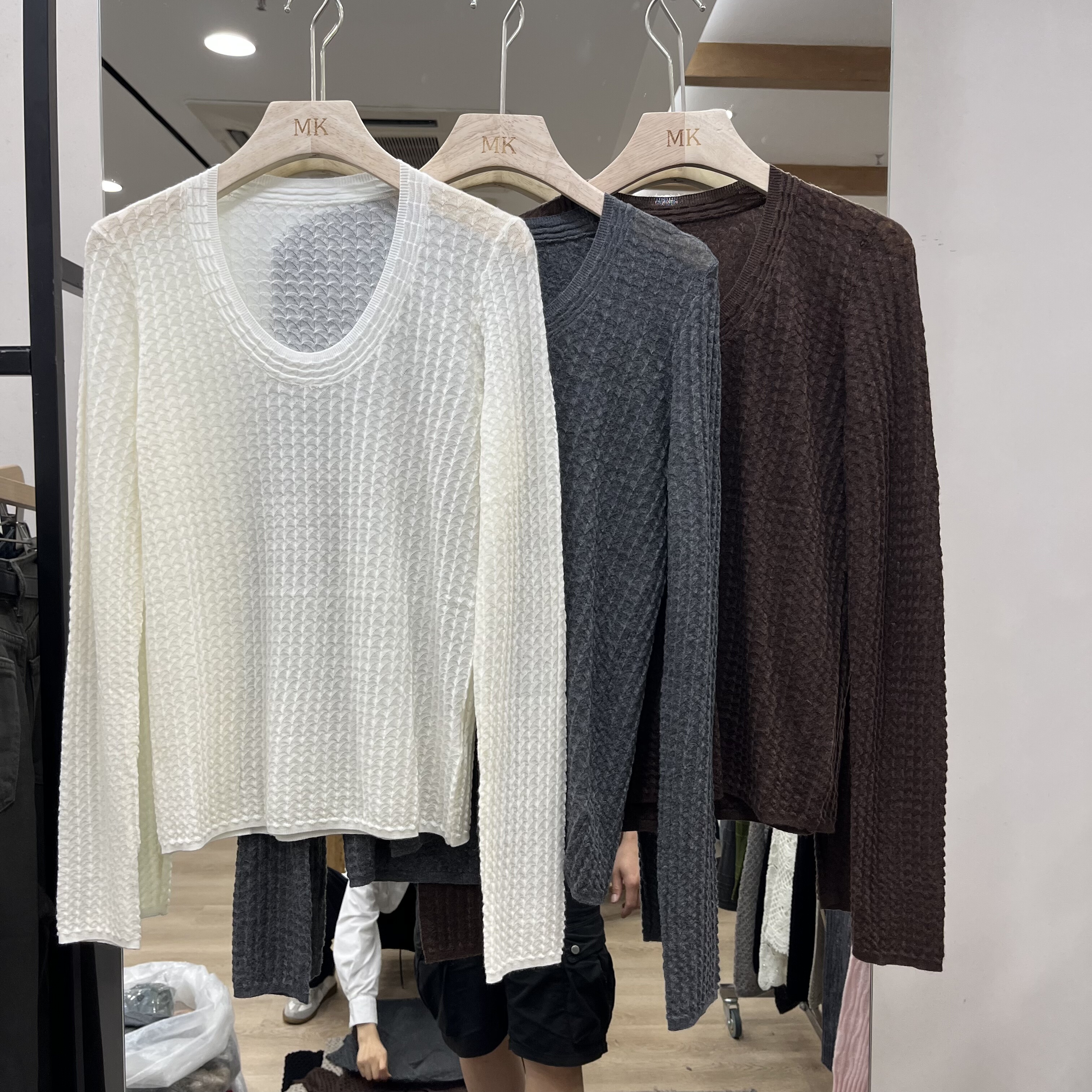 实体店同款2026早秋新款女士圆领鱼鳞纹提花细羊毛长袖欧货打底衫