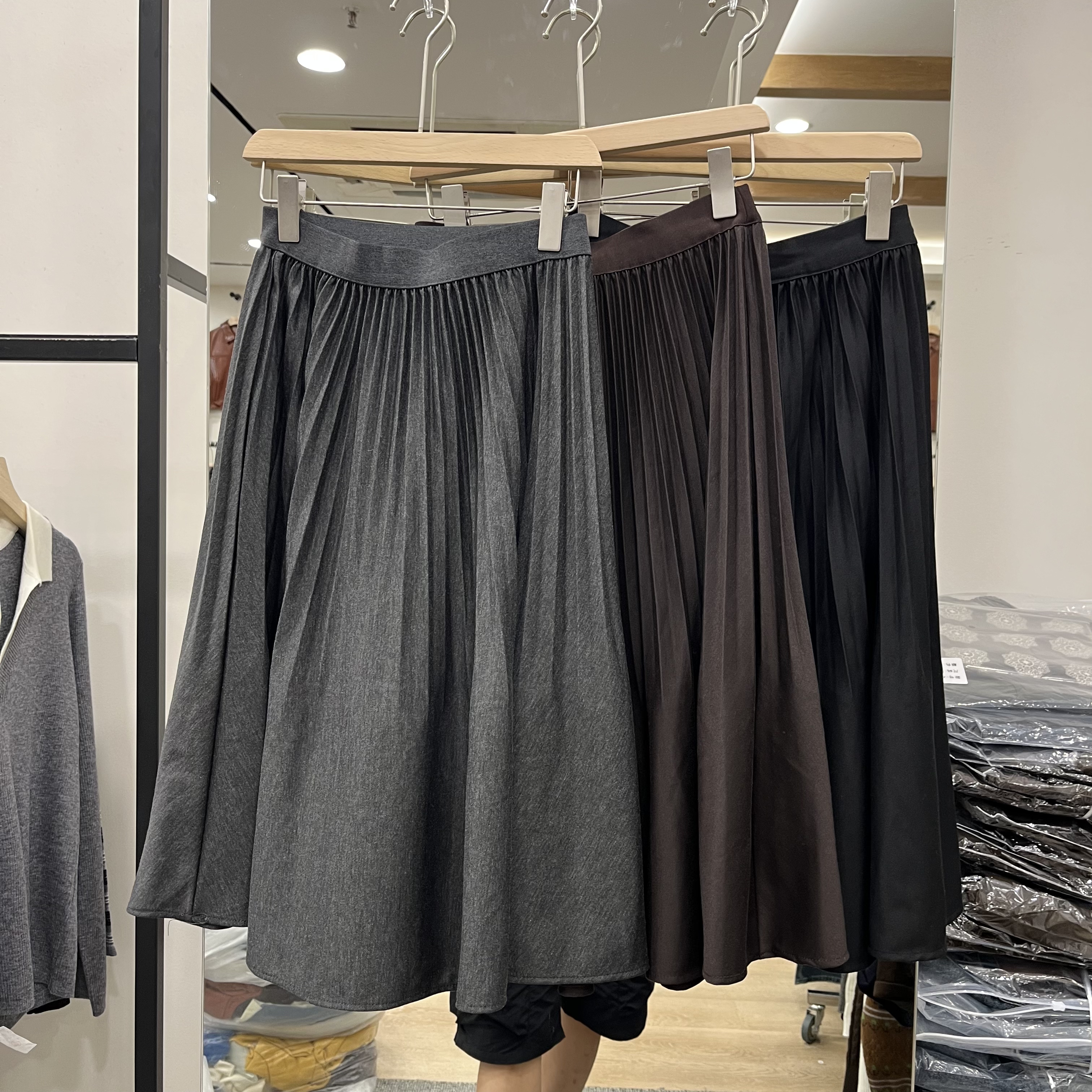 实体店同款2026早秋新款女士高腰褶皱韩版半身裙欧货时尚显瘦中裙