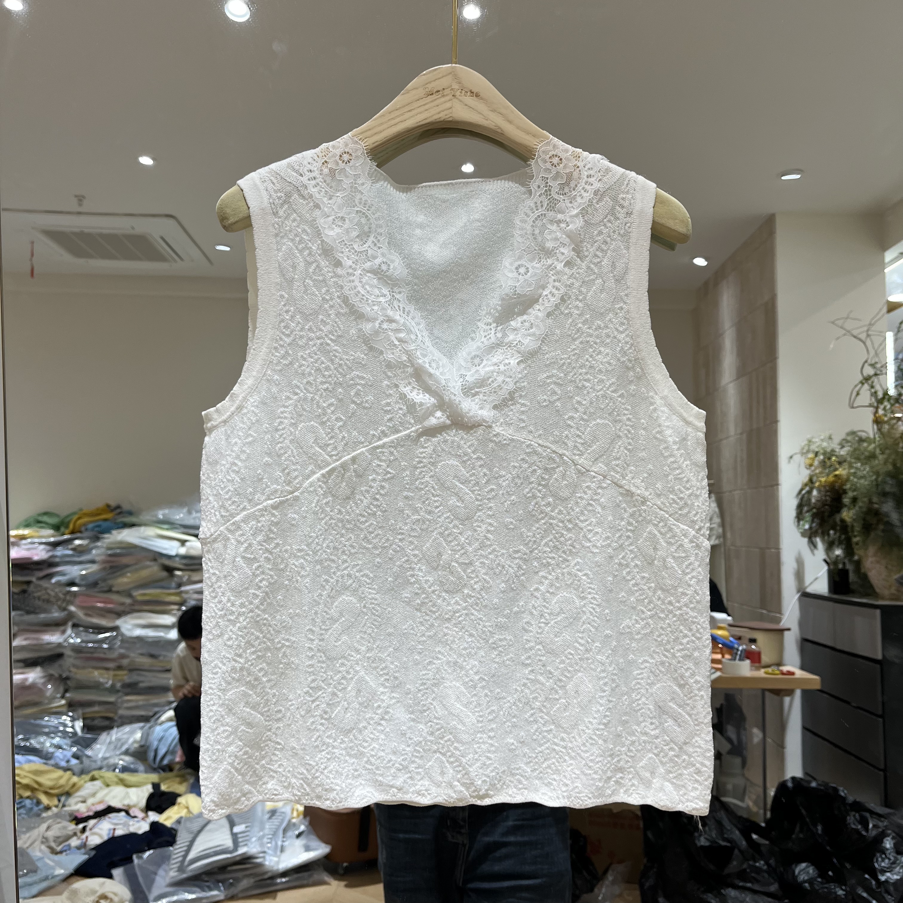 欧洲站2026春季新款女士V领蕾丝边提花微透背心欧货时尚百搭针织