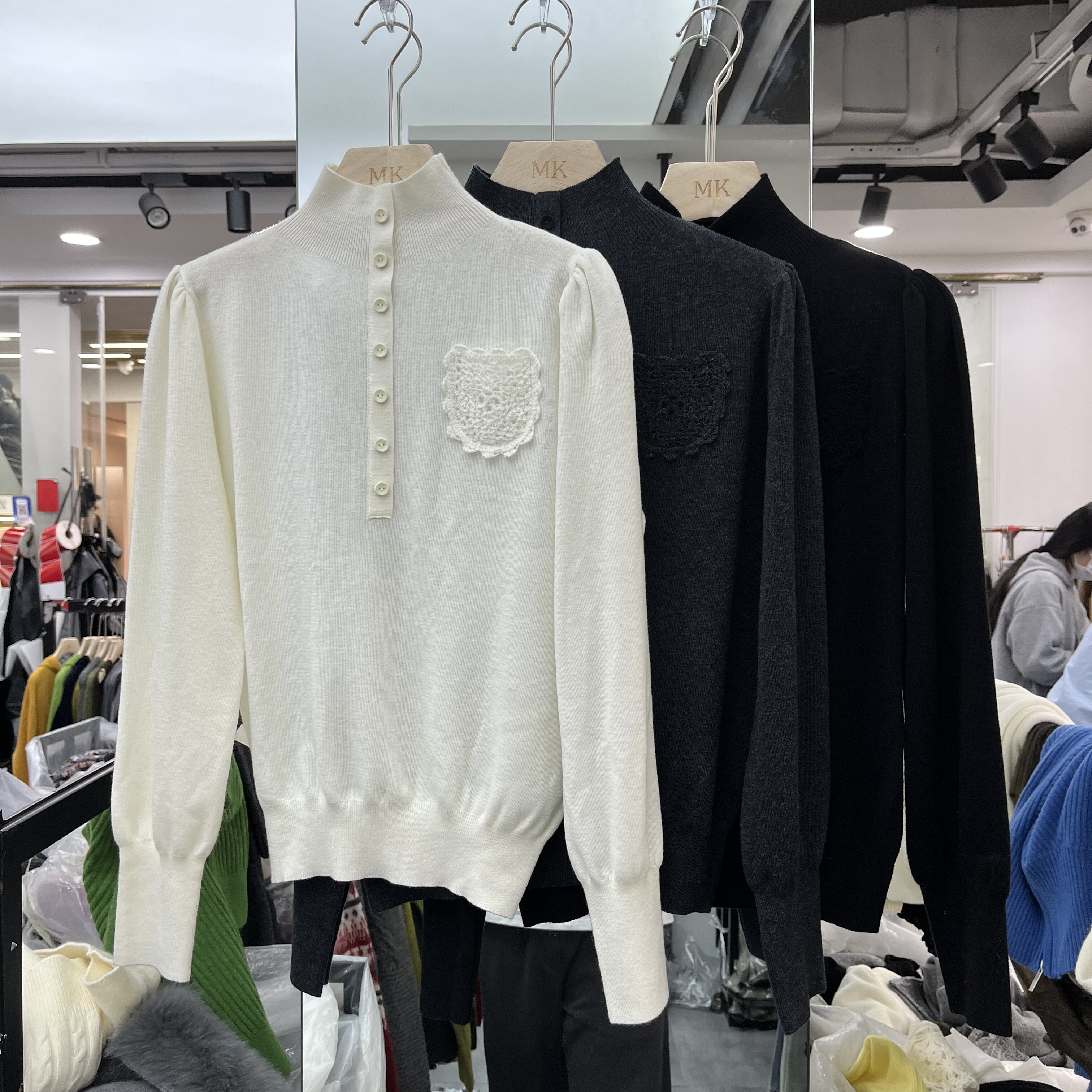 欧洲站2025冬季新款女士半高领纯色细羊毛泡泡袖毛衣欧货时尚针织