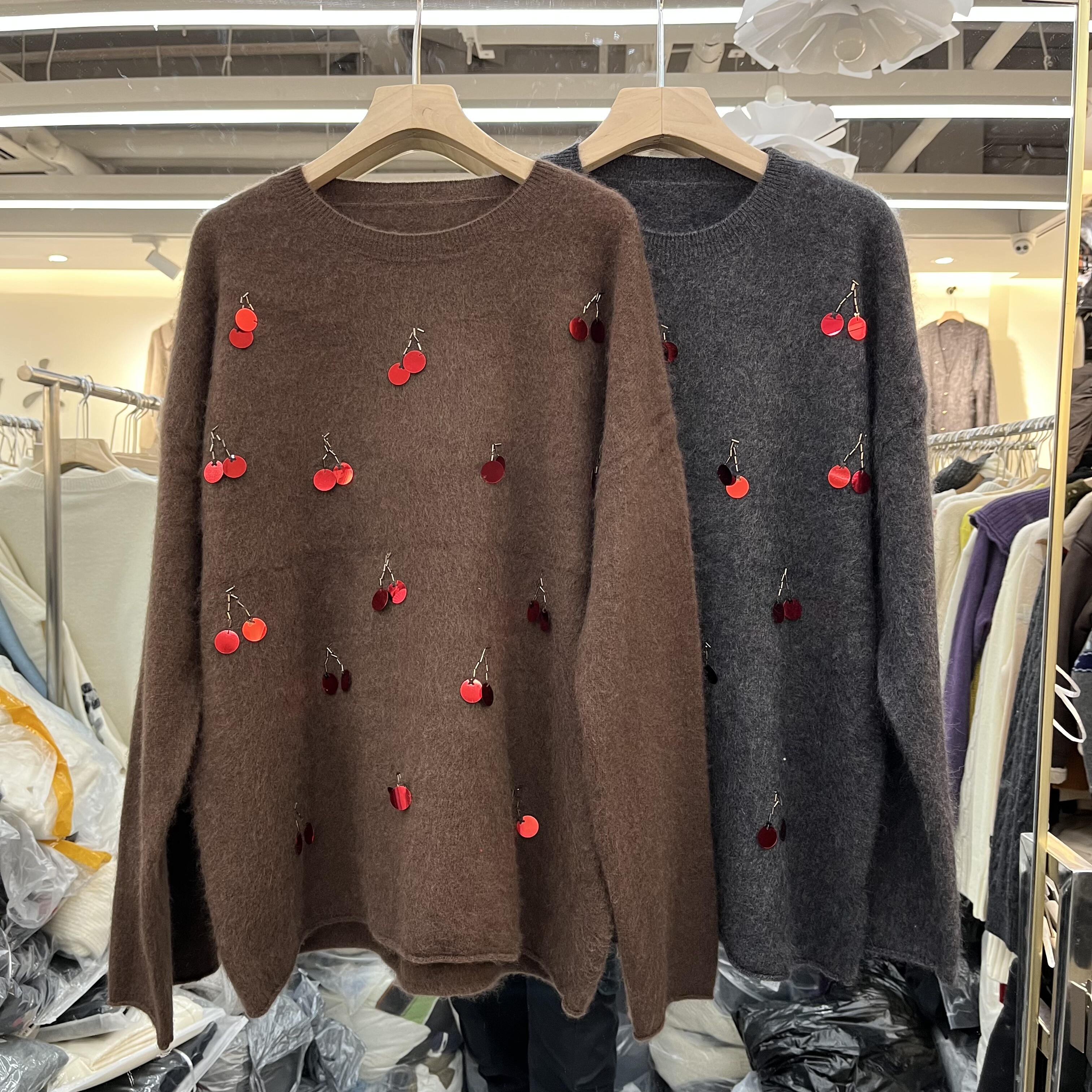 欧洲站2025秋冬新款女士樱桃亮片软糯羊绒羊毛长袖欧货时尚针织衫