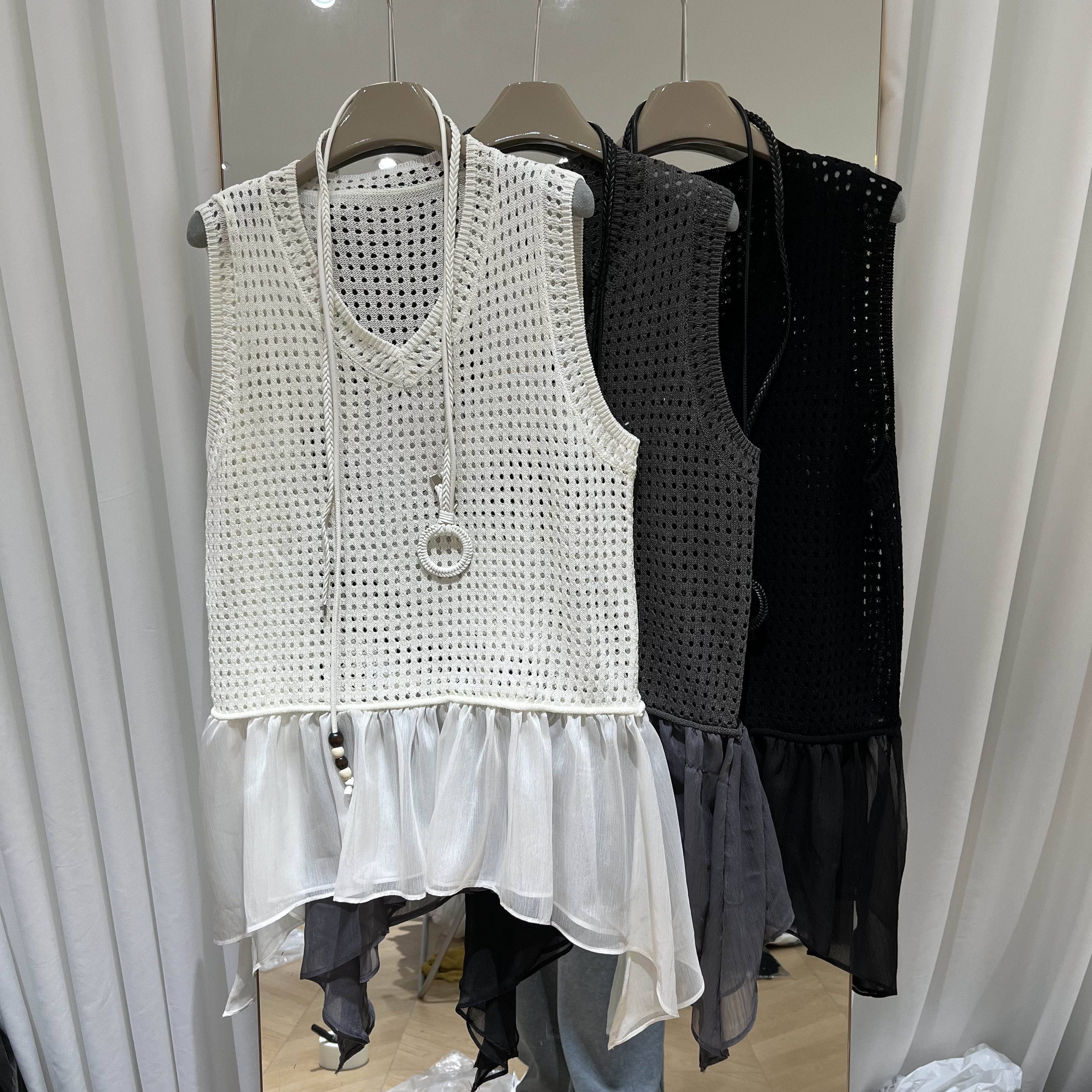 欧洲站2026春季新款女士圆领钩花镂空下摆蕾丝拼接无袖背心针织衫