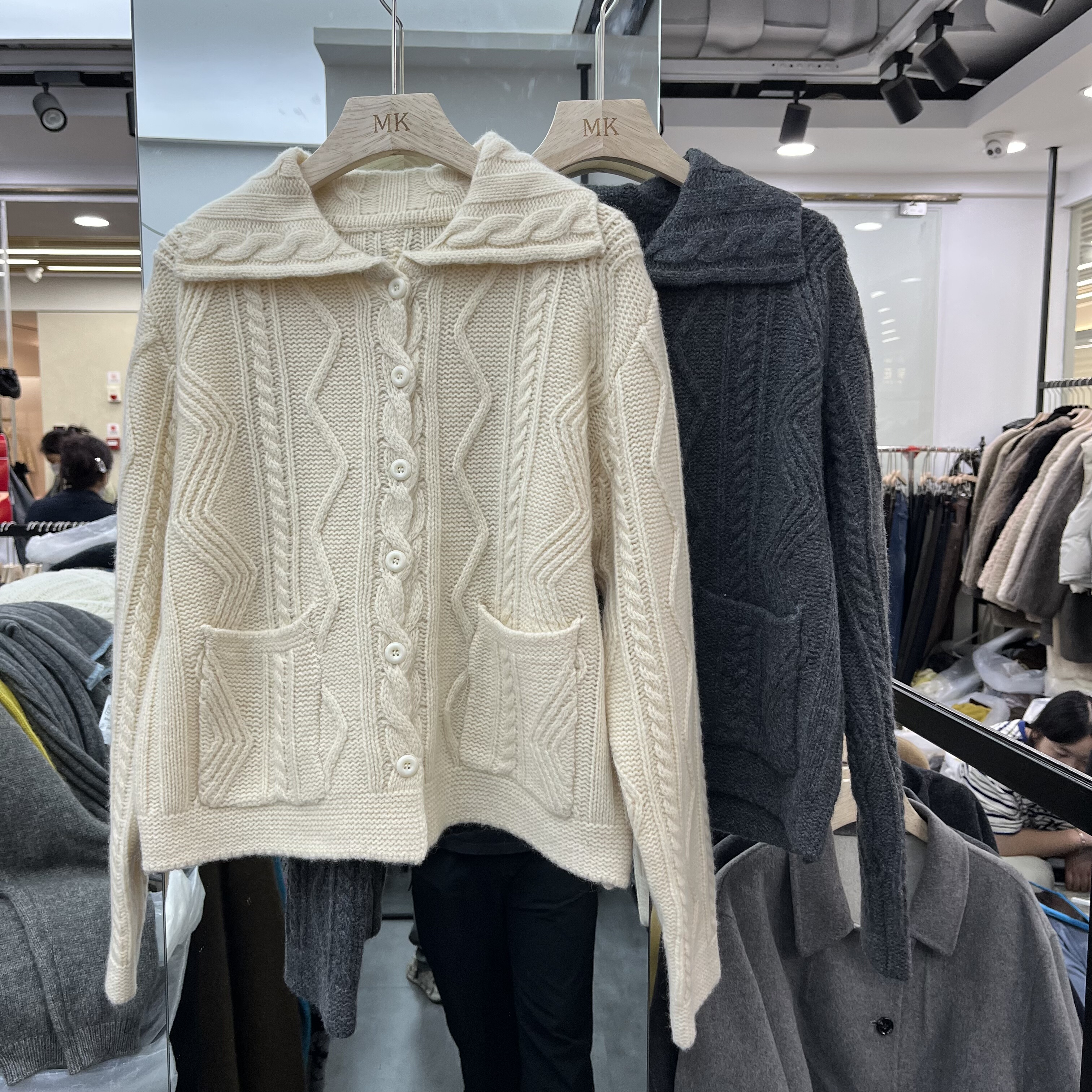 欧洲站2025秋季新款女士翻领双口袋麻花纹全羊毛长袖欧货宽松针织