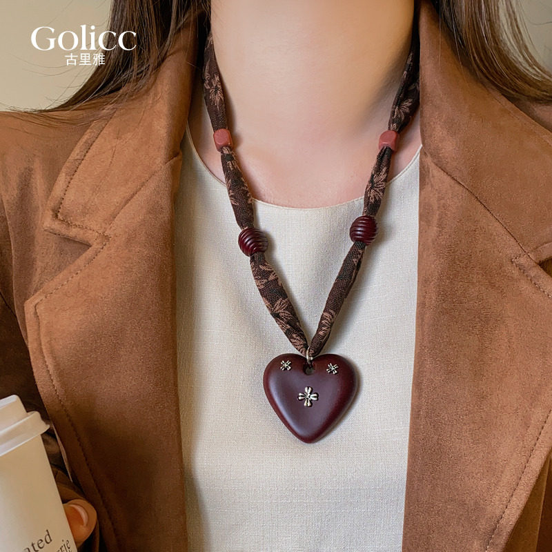 棕色十字架爱心吊坠项链高级感