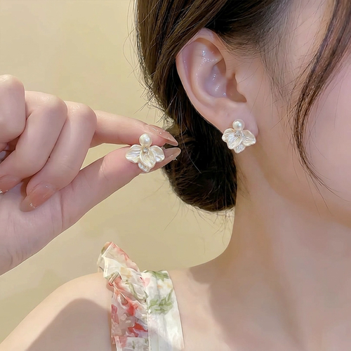 白色纹理花瓣珍珠耳环轻奢高级感