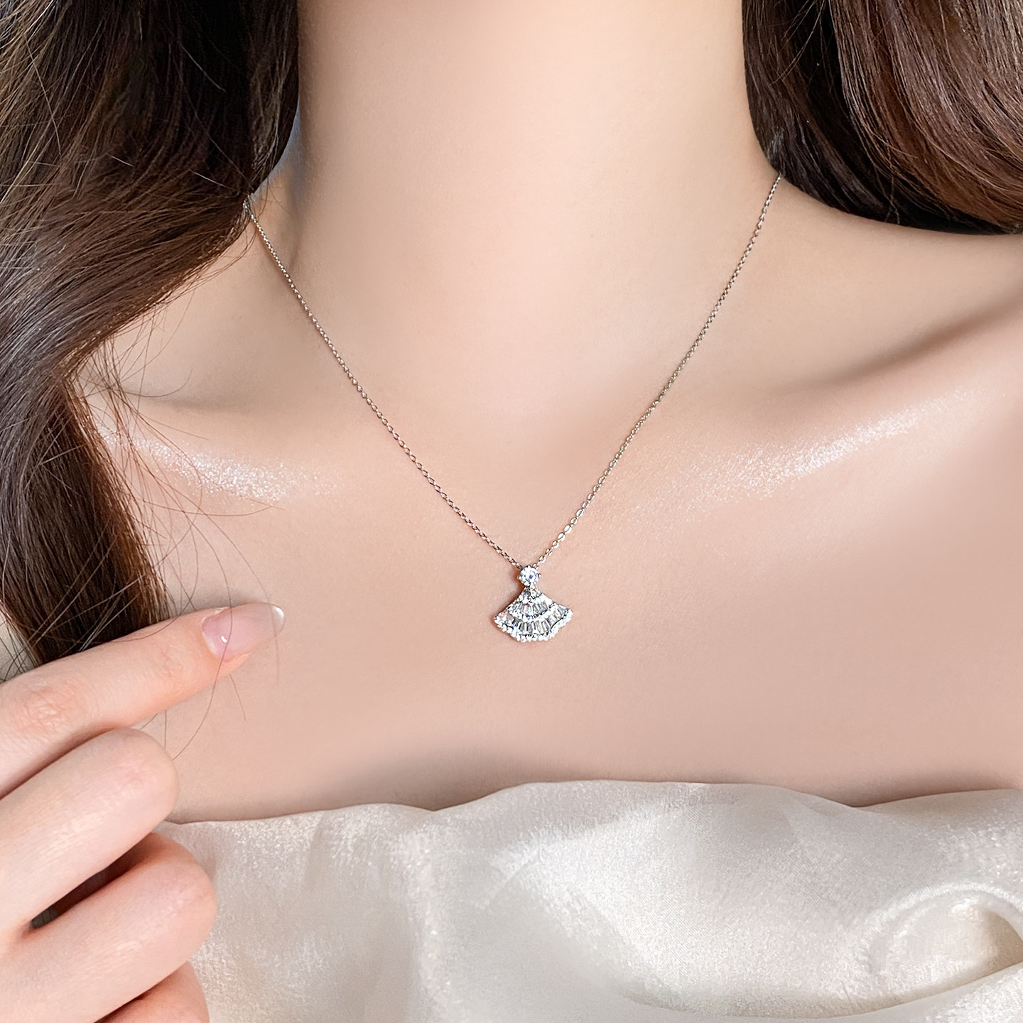 银色满钻裙摆吊坠项链配饰女款2026新款颈链高级感轻奢小众锁骨链