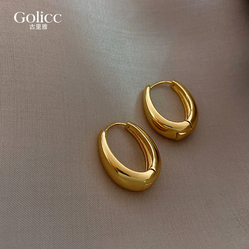 极简金属水滴耳环圆脸适合的耳饰