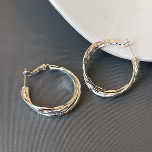 银色多层圈圈耳环女高级感轻奢气质耳钉适合圆脸的耳饰2026年新款